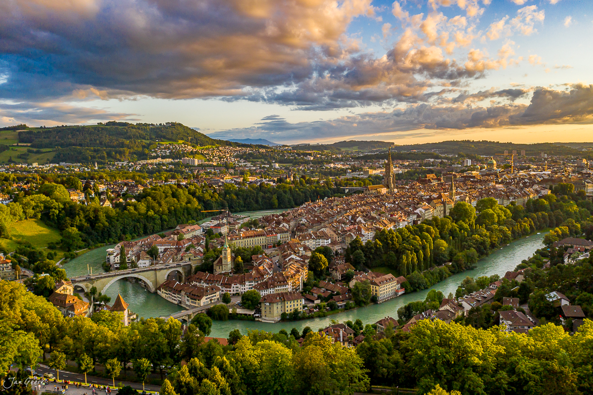 Luftaufnahme Berns mit Aare-Schlaufe, Münster und Altstadt im Sommerlicht, Berner Oberland Schweiz – Jan Geerk Fotograf Basel