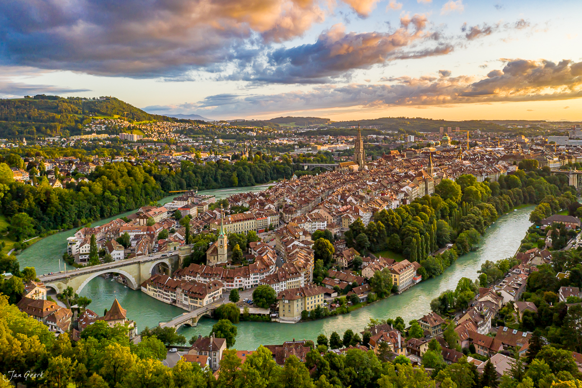 Luftaufnahme der Altstadt Bern mit Aare-Schleife, Münster und grünen Hügeln im Sommer bei Kantlicht – Jan Geerk Fotograf Basel Schweiz