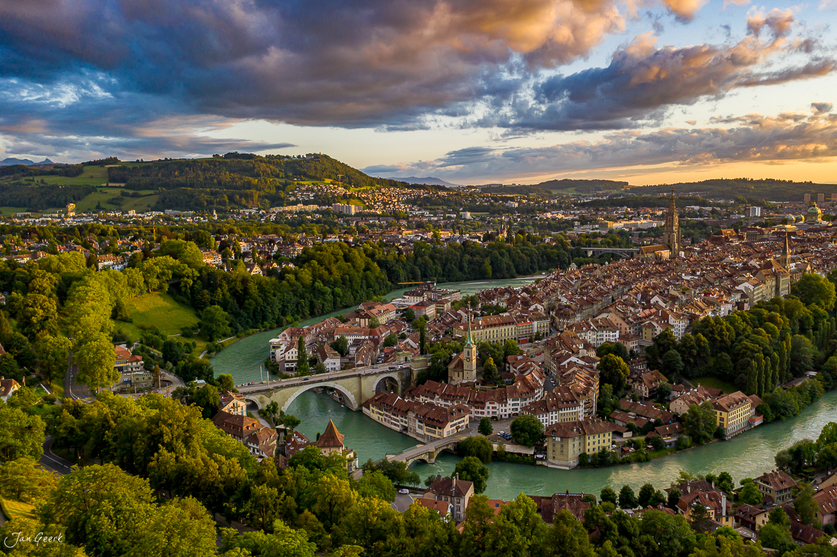 Luftaufnahme der Altstadt Bern mit Aareschlaufe, Münster und grünen Hügeln bei Sommerlicht – Jan Geerk Fotograf Basel Schweiz
