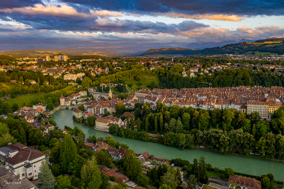 Luftaufnahme der Altstadt Bern mit Aare-Schleife, sommerlisches Kantlicht bei Sonnenuntergang, Berner Oberland Schweiz – Jan Geerk Fotograf Basel
