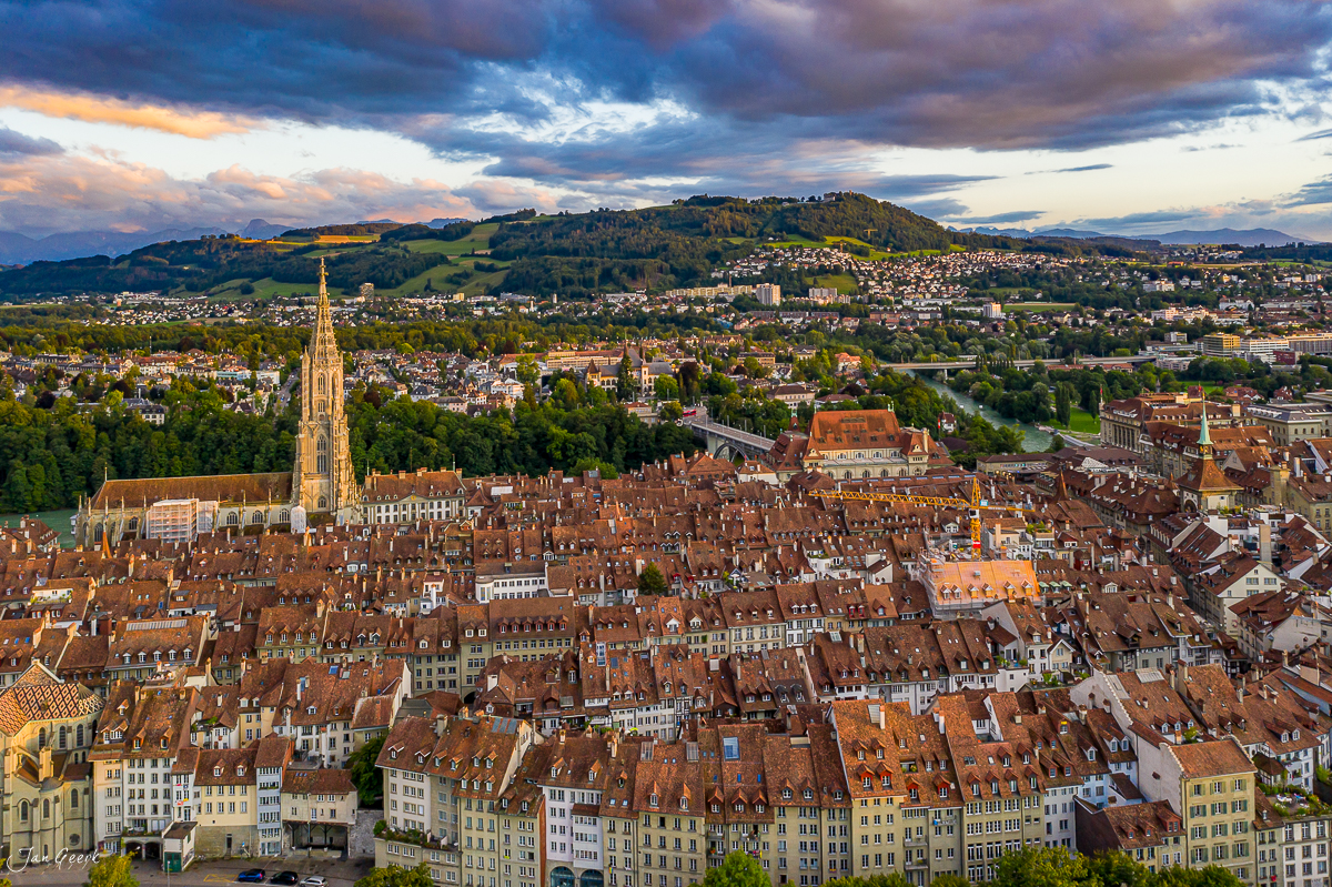 Luftaufnahme der Altstadt Bern mit Münster und Aareschlaufe bei Abendlicht, Sommer, Schweiz – Jan Geerk Fotograf Basel