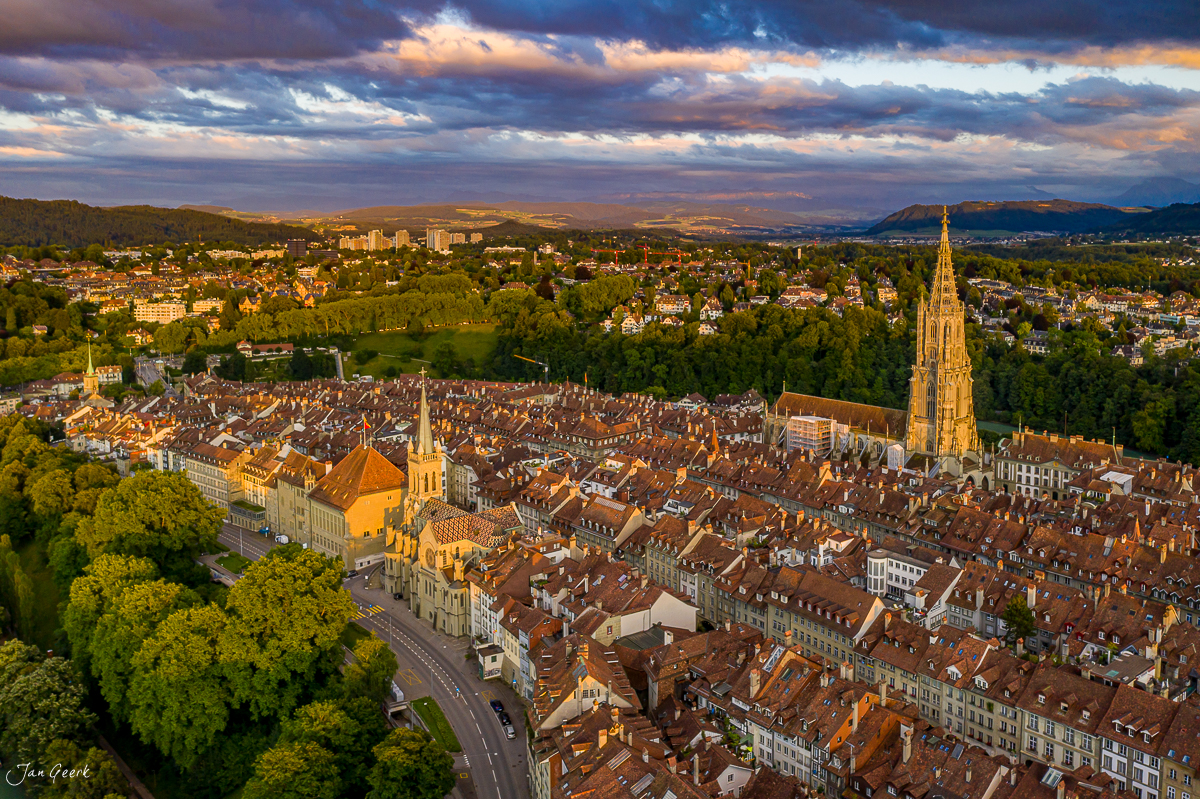 Luftaufnahme der Altstadt Bern mit Münster und Aareschlaufe bei Sonnenuntergang im Sommer – Jan Geerk Fotograf Basel