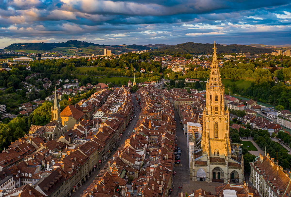 Luftaufnahme der Altstadt Bern mit Münster im Sommerlicht, Aareschlaufe und Rosengarten, Bern Schweiz – Jan Geerk Fotograf Basel
