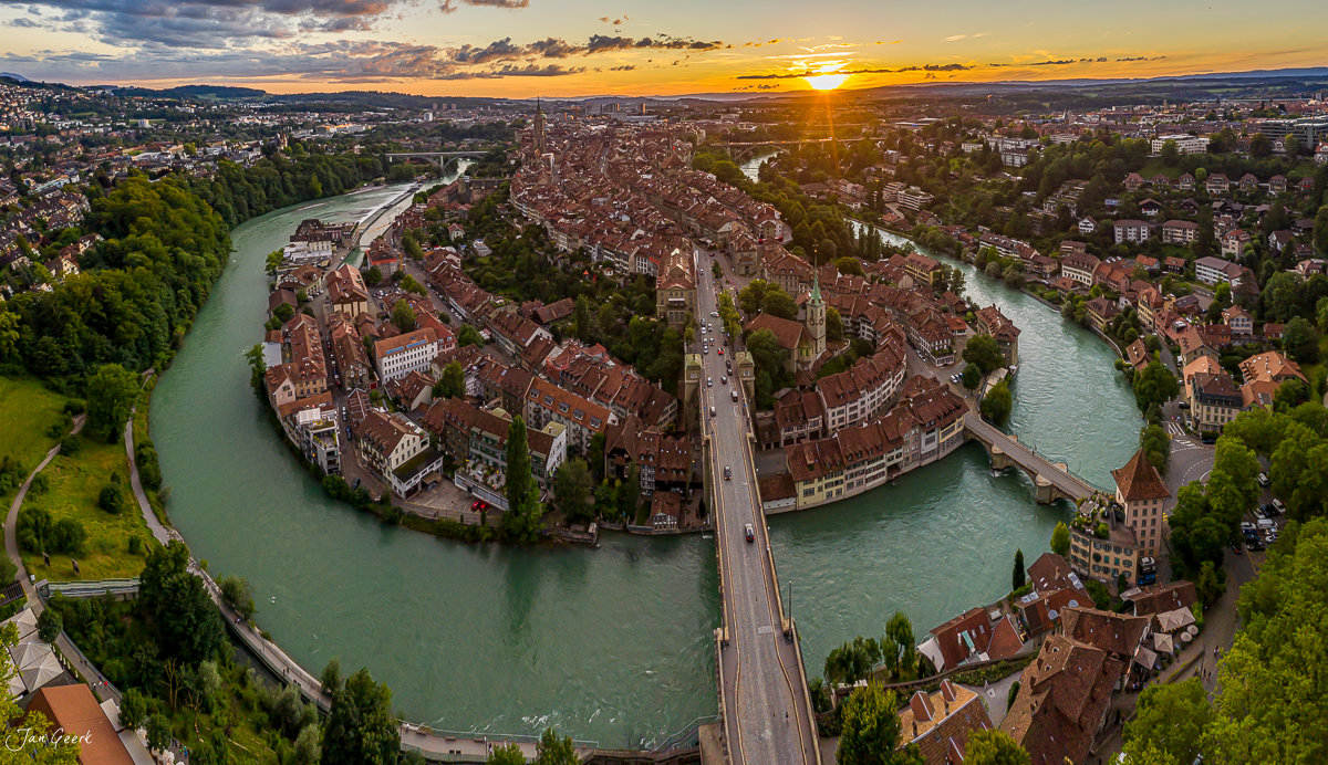 Luftaufnahme der Aareschlaufe in Bern bei Sonnenuntergang, Altstadt mit Münster, Sommer in der Schweiz – Jan Geerk Fotograf Basel