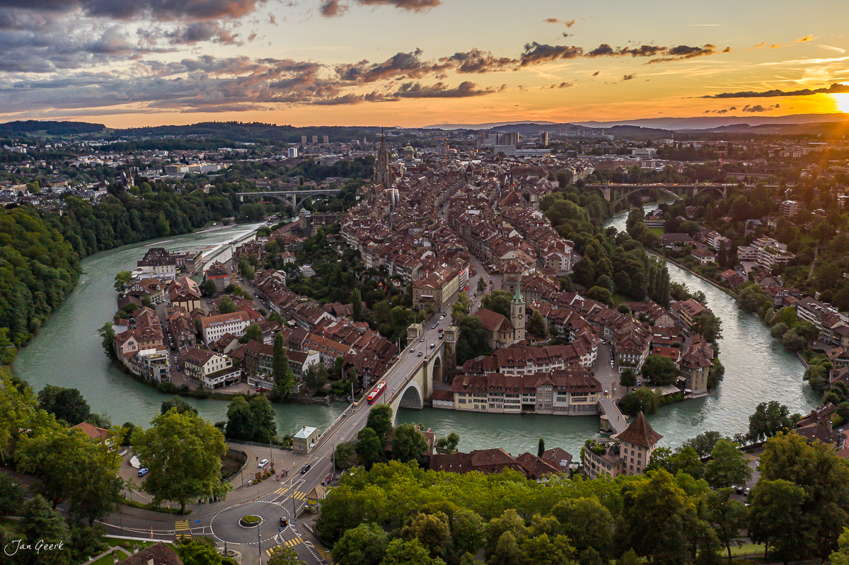 Luftaufnahme der Altstadt Bern mit Aareschlaufe bei Sonnenuntergang, Sommer, Berner Oberland Schweiz – Jan Geerk Fotograf Basel