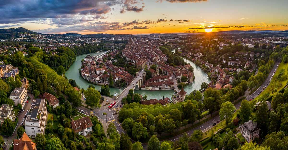 Luftaufnahme der Altstadt Bern mit Aareschlaufe bei Sonnenuntergang, Sommer, Berner Oberland Schweiz – Jan Geerk Fotograf Basel