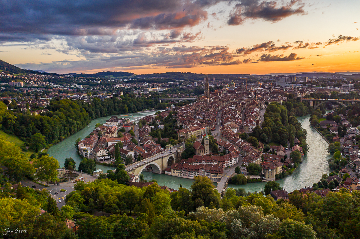 Luftaufnahme der Altstadt Bern mit Aareschlaufe bei Sonnenuntergang, Berner Oberland Schweiz – Jan Geerk Fotograf Basel