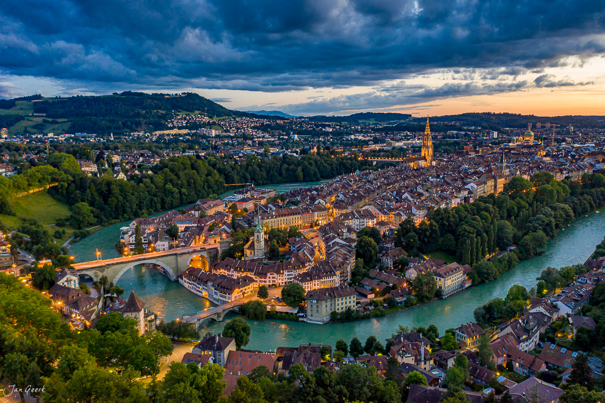 Luftaufnahme der Altstadt Bern mit Aare-Schlaufe bei Sonnenuntergang im Sommer, Schweiz – Jan Geerk Fotograf Basel