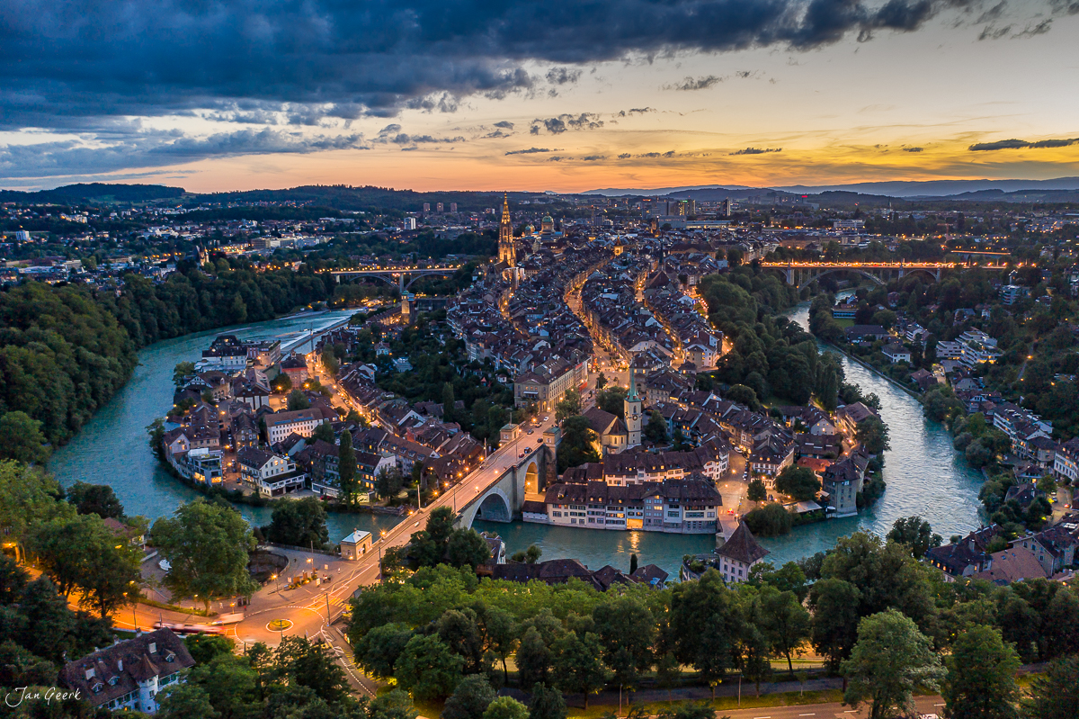 Luftaufnahme der Altstadt Bern mit Aare-Schleife bei Dämmerung, Sommerabend Schweiz – Jan Geerk Fotograf Basel