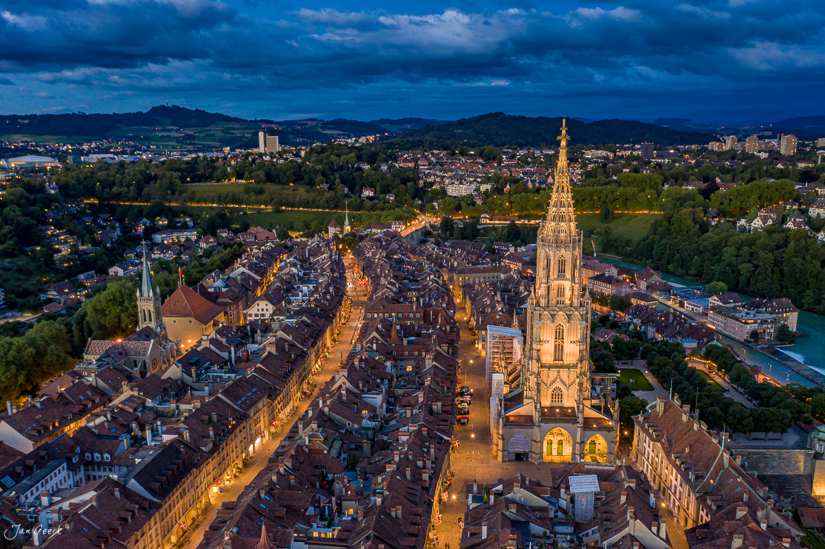 Luftaufnahme Bern Altstadt mit Münster bei Kantlicht, Aareschlaufe und Rosengarten Sommer Schweiz Jan Geerk Fotograf Basel