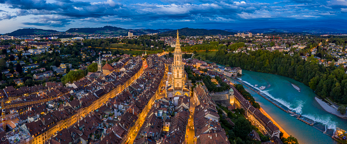 Luftaufnahme der Altstadt Bern mit Münster und Aareschlaufe in Sommerlicht – Schweiz, Jan Geerk Fotograf Basel
