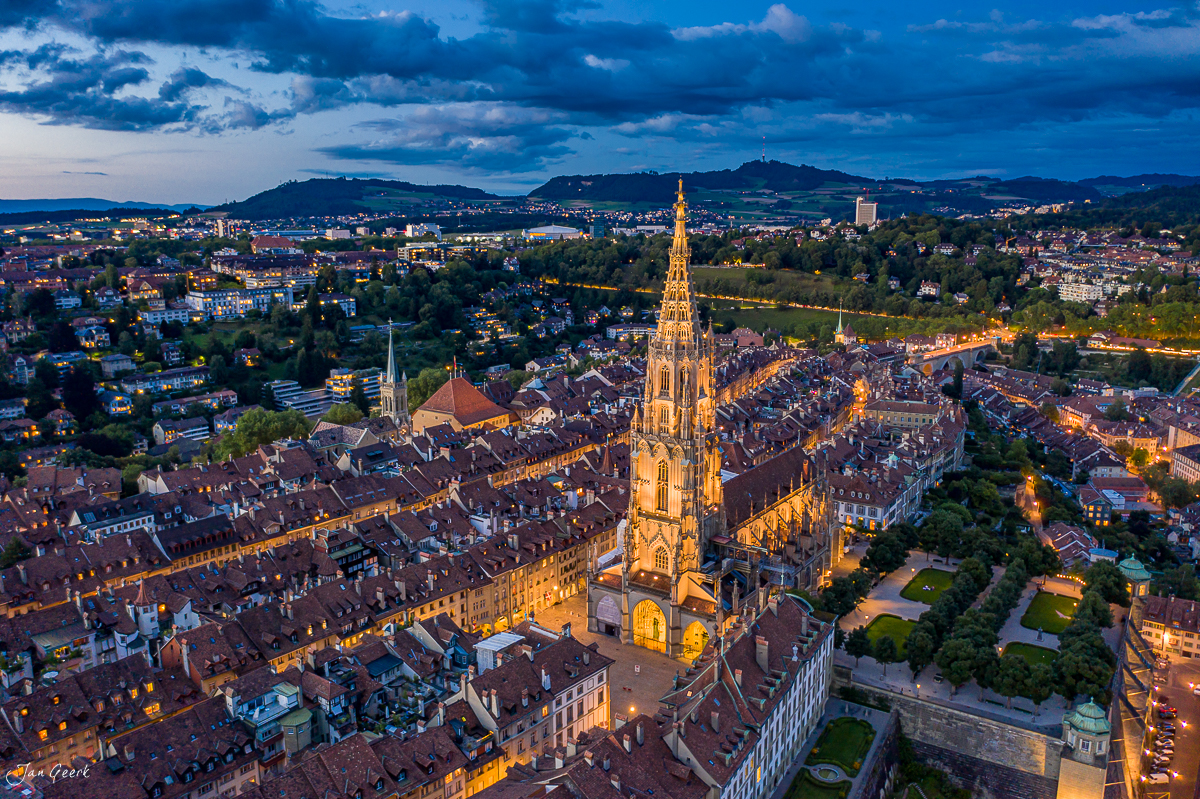 Luftaufnahme Berns Münster Altstadt Aareschlaufe Sommerabend Berner Oberland Schweiz Jan Geerk Fotograf Basel