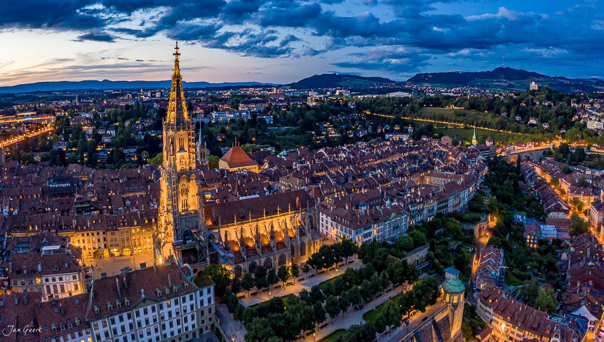 Münster Altstadt Bern Luftaufnahme Sommer Abendlicht Schweiz Jan Geerk Fotograf Basel