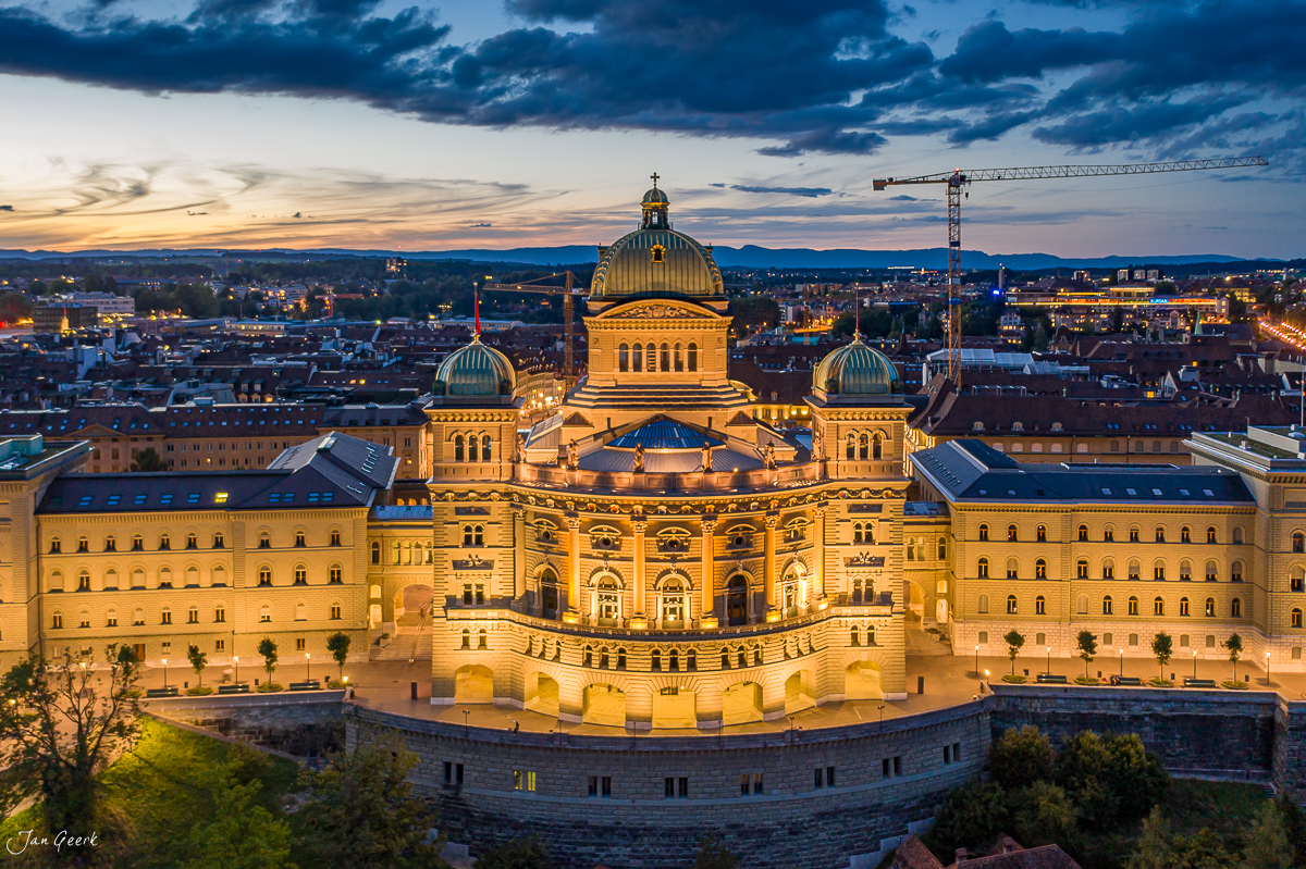 Münster Bern Luftaufnahme bei Dämmerung Sommer Berner Oberland Schweiz Jan Geerk Fotograf Basel