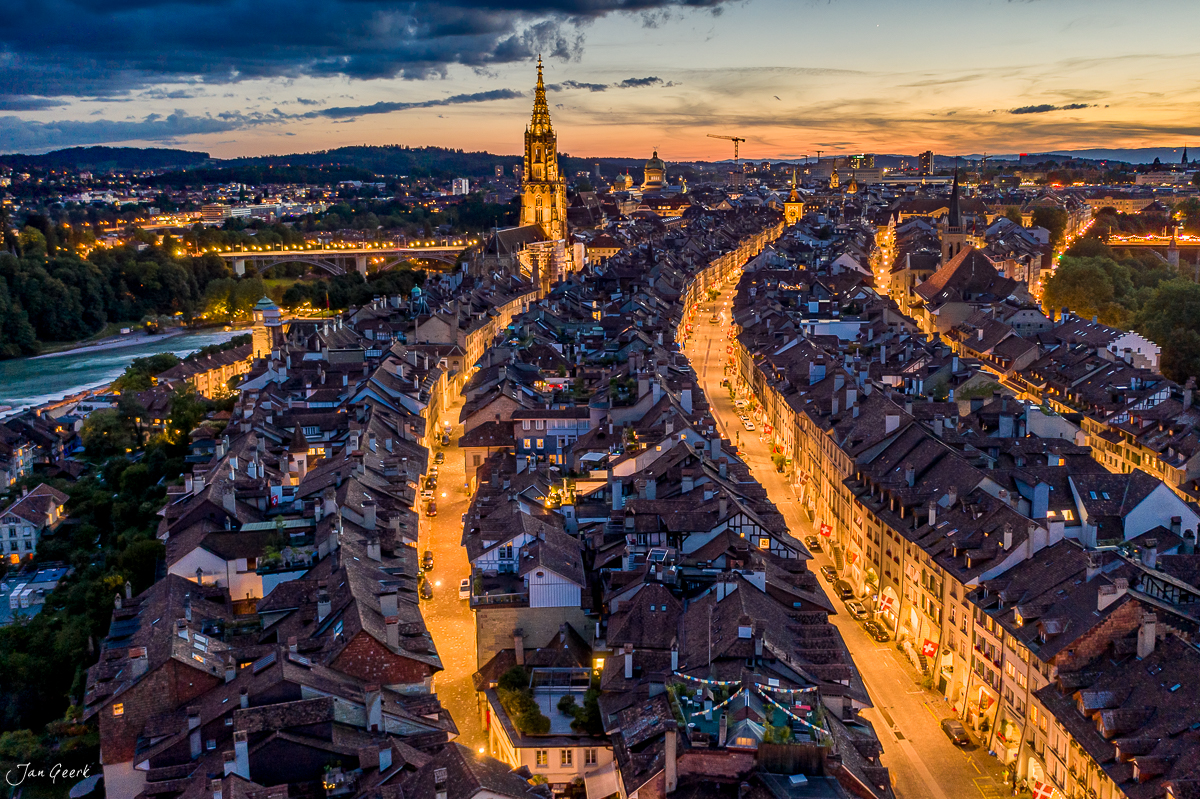 Luftaufnahme der Altstadt Bern mit beleuchteten Gassen, Münster und Aare in Sommerstimmung – Jan Geerk Fotograf Basel Schweiz