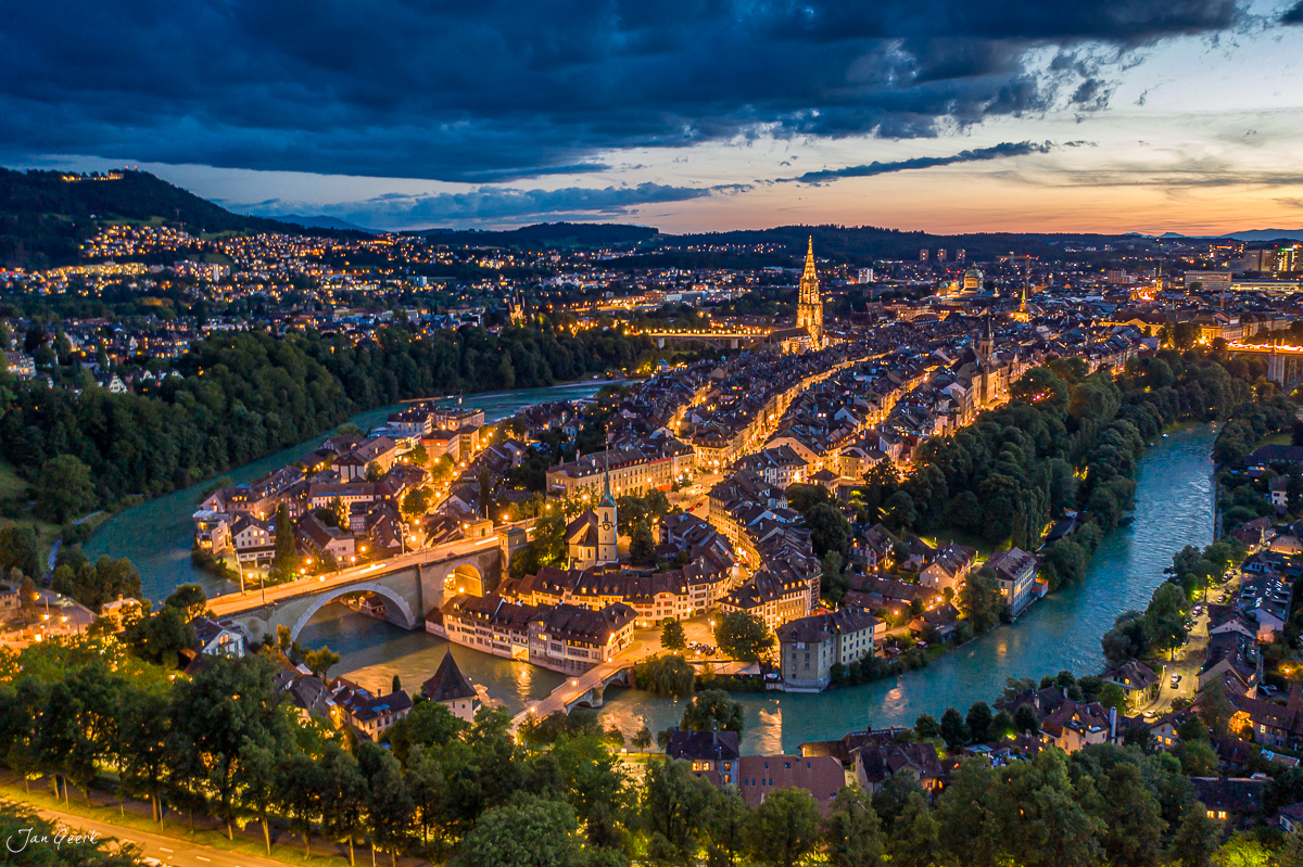Luftaufnahme der Altstadt Bern mit beleuchteter Aarekulisse, Münster und Rosengarten bei Nacht, Sommer, Schweiz – Jan Geerk Fotograf Basel