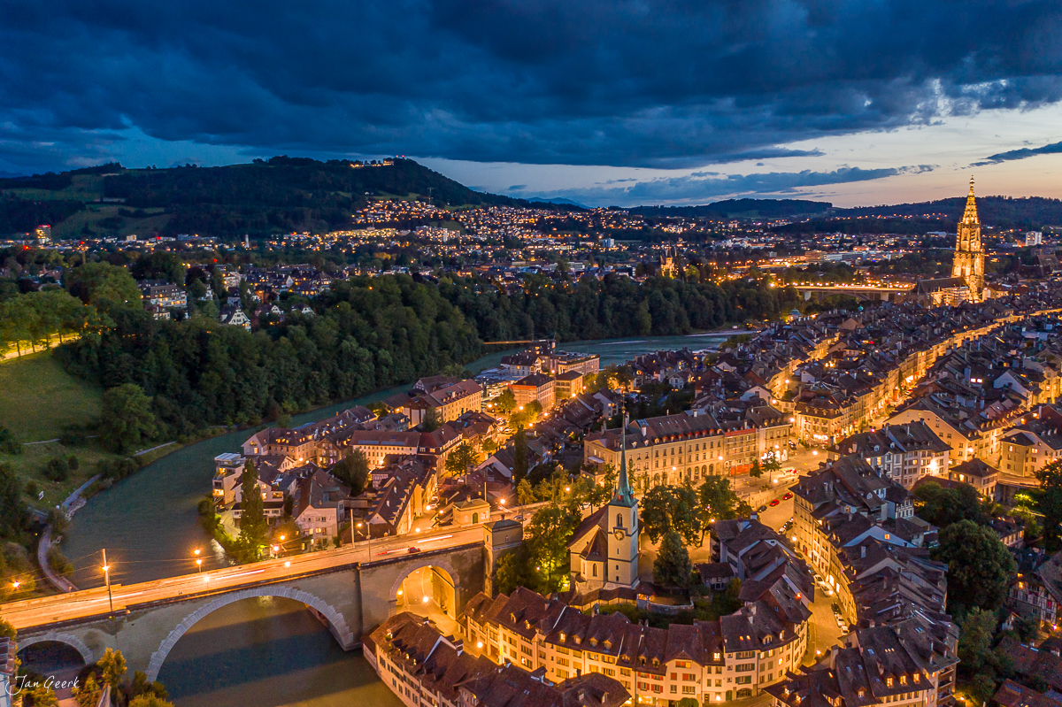 Luftaufnahme der Altstadt Bern mit Aare-Schleife bei Abenddämmerung, Sommer, Berner Oberland Schweiz – Jan Geerk Fotograf Basel