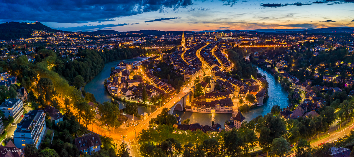Luftaufnahme der Altstadt Bern mit Aare-Schleife bei Nacht, golden beleuchtet, Sommer, Berner Oberland, Schweiz – Jan Geerk Fotograf Basel
