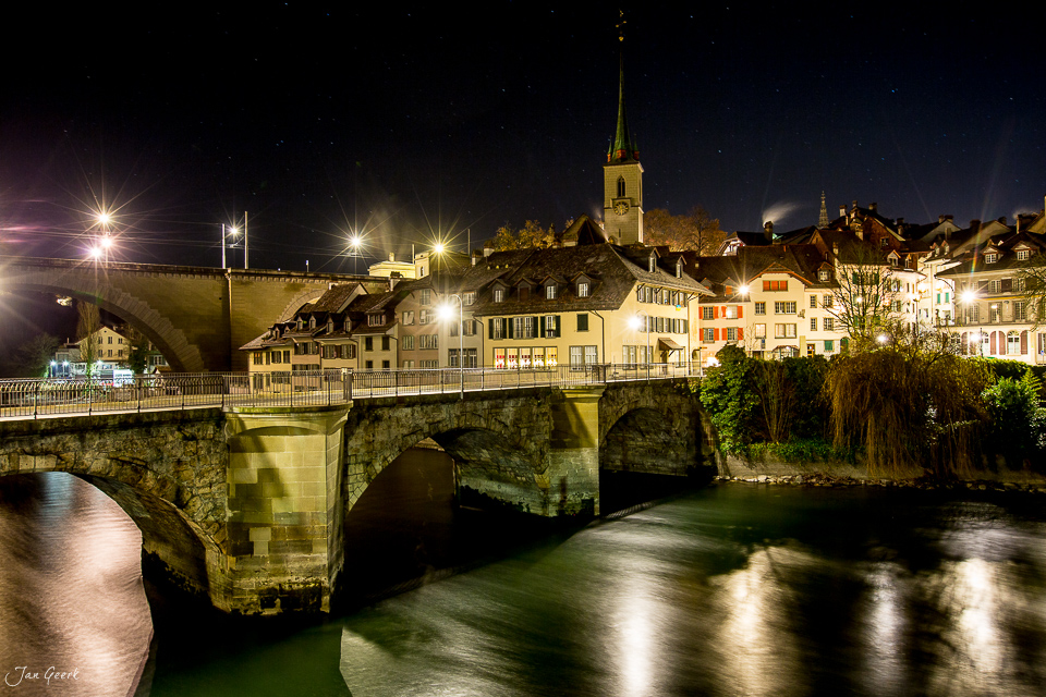 Beleuchtete Altstadt Bern mit Münster und Aarebrücke in Winternacht, Bern Schweiz – Jan Geerk Fotograf Basel