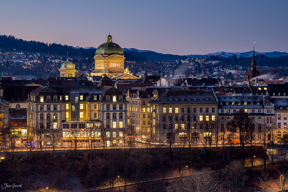 Altstadt von Bern mit beleuchteter Kathedrale und Münster in der Winterdämmerung, Berner Oberland Schweiz – Jan Geerk Fotograf Basel