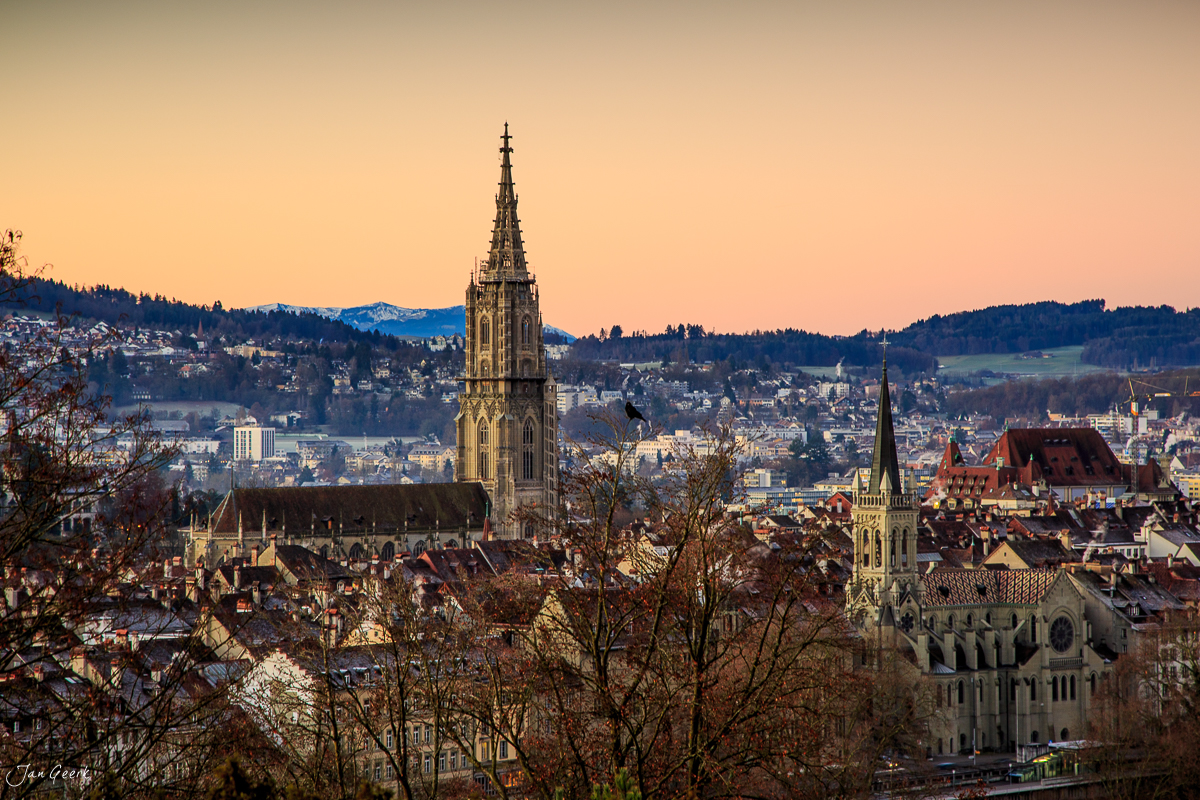 Berner Münster mit Altstadt im Dezember, Alpen im Hintergrund, Schweiz – Jan Geerk Fotograf Basel