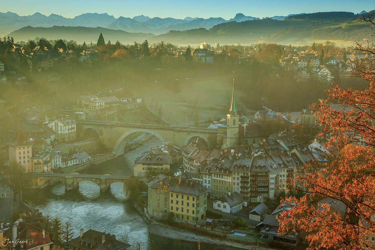 Bern Altstadt mit Aare, Münster und Alpen im Dezember, Morgennebel, Schweiz – Jan Geerk Fotograf Basel