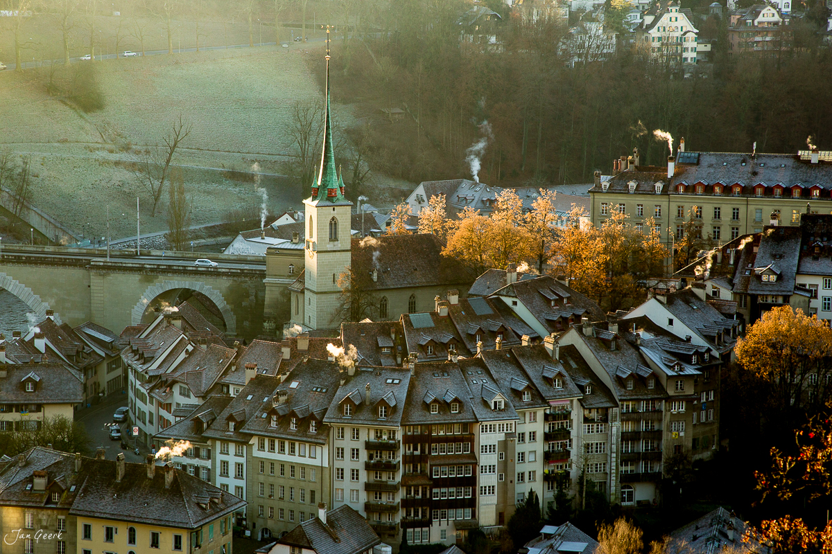 Altstadt Bern mit Münster und Aare im Dezember, Blick auf historische Dächer und Brücke, Berner Oberland Schweiz – Jan Geerk Fotograf Basel