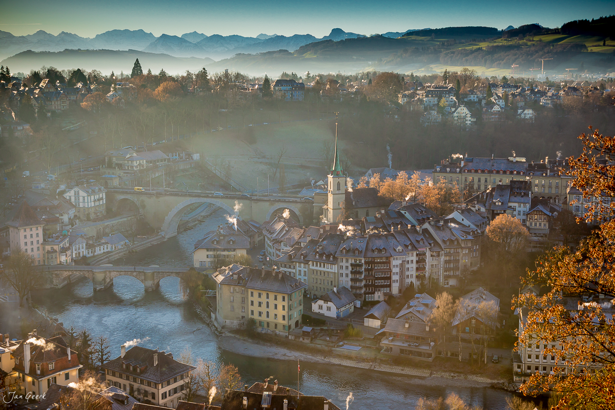 Altstadt von Bern mit Aare und Münster im winterlichen Morgenlicht, Alpen im Hintergrund, Schweiz – Jan Geerk Fotograf Basel