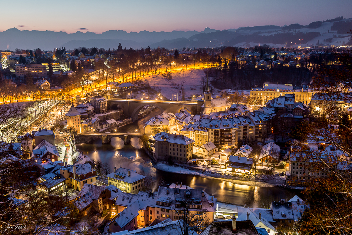 Bern Altstadt mit Aare und verschneiten Dächern in Dezembernacht, Alpen im Hintergrund Schweiz – Jan Geerk Fotograf Basel