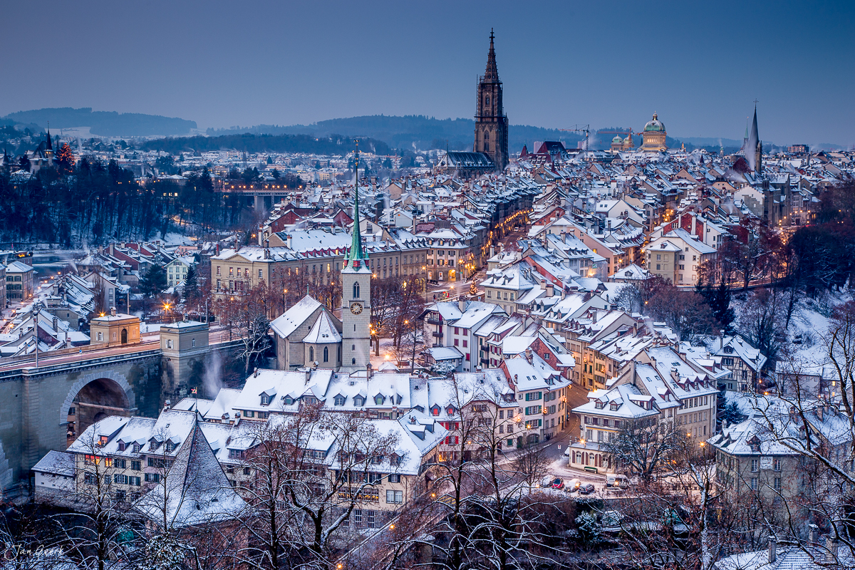 Verschneite Altstadt Bern mit Münster im Winter, Aare und schneebedeckte Dächer, Schweiz – Jan Geerk Fotograf Basel