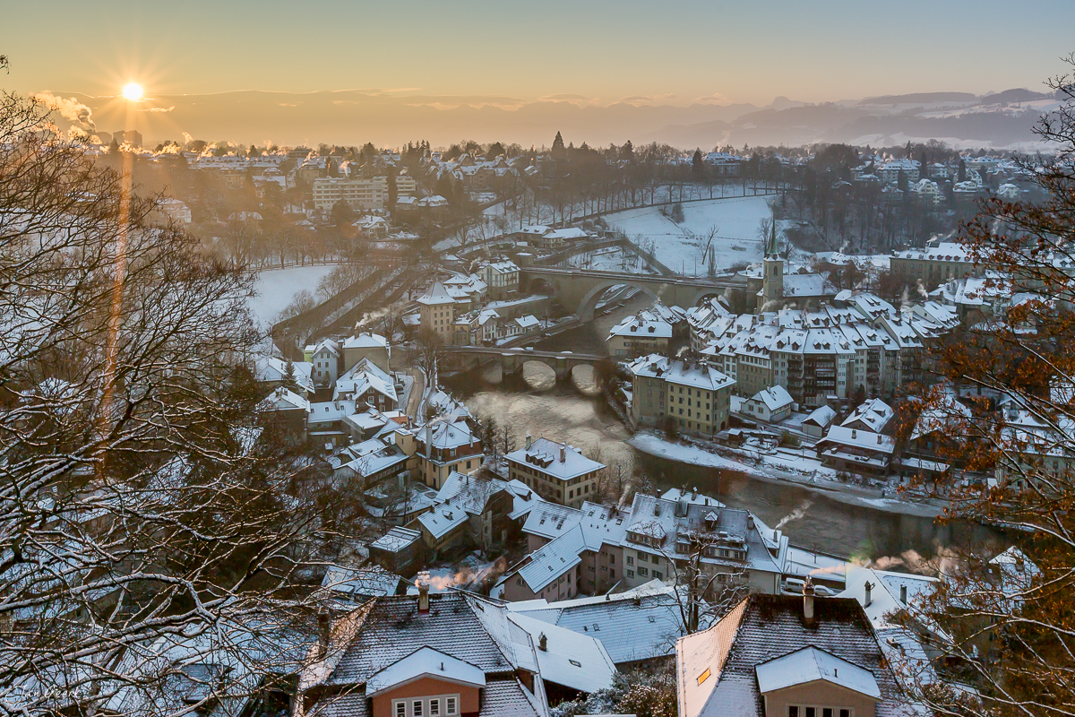 Verschneite Altstadt Bern mit Aare und Münster im Winterlicht, Berneroberland Schweiz – Jan Geerk Fotograf Basel