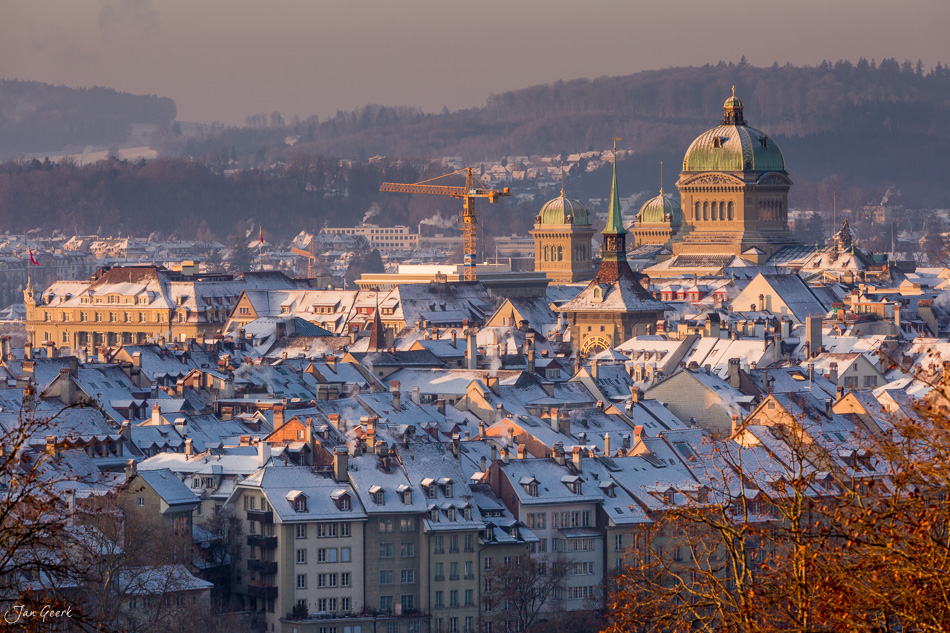 Verschneite Altstadt von Bern mit Münster im Morgenlicht, Winterstimmung, Berner Oberland, Schweiz – Jan Geerk Fotograf Basel