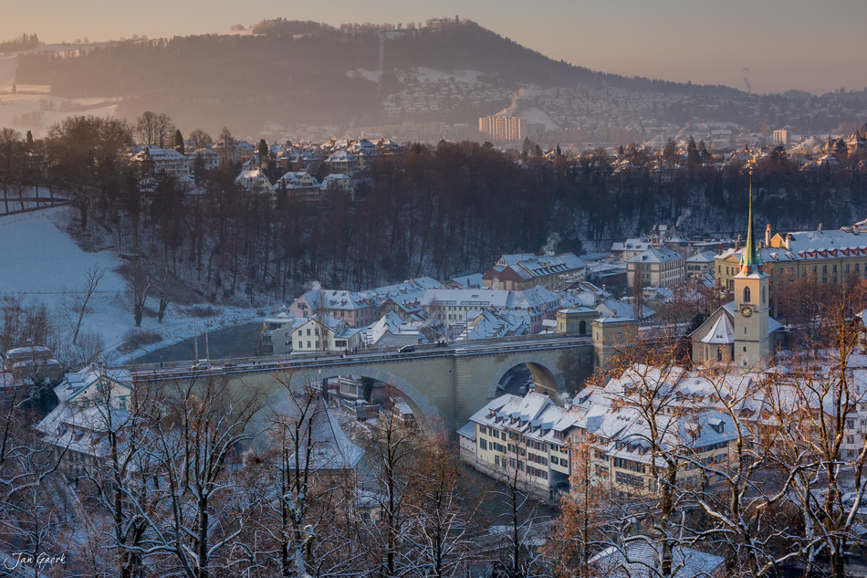 Verschneite Altstadt Bern mit Münster und gefrorener Aare, Winterstimmung in der Schweiz – Jan Geerk Fotograf Basel