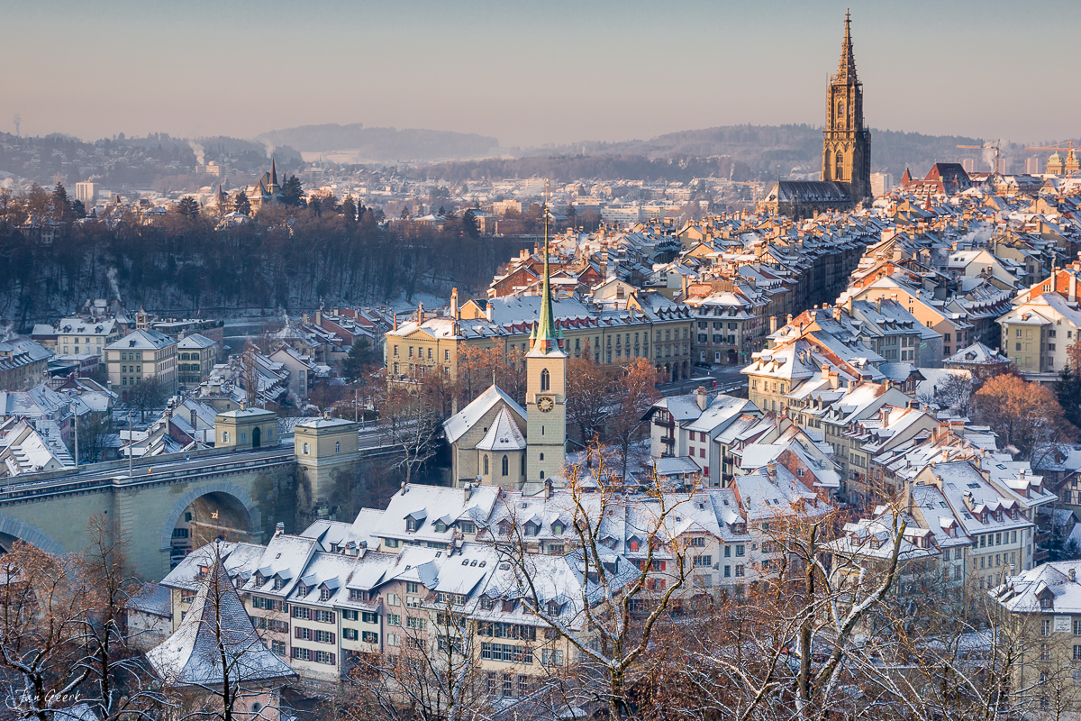 Winterliche Altstadt Bern mit Münster und verschneiten Dächern, Aare und Alpen im Hintergrund – Jan Geerk Fotograf Basel Schweiz