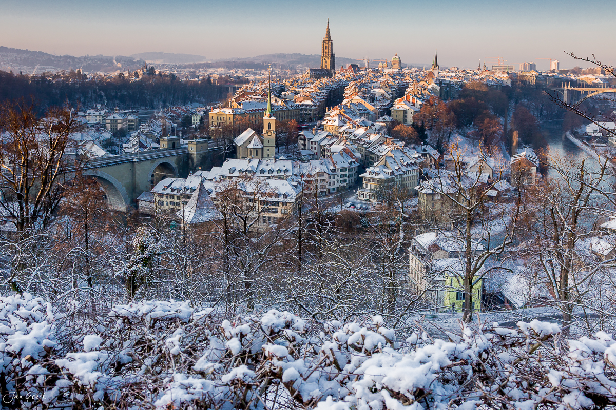 Schneebedeckte Altstadt Bern mit Münster und Aare im Winter – Jan Geerk Fotograf Basel