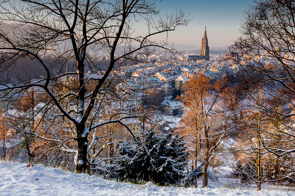 Winterliche Altstadt von Bern mit verschneiten Bäumen und Münster im Hintergrund, Schweiz – Jan Geerk Fotograf Basel
