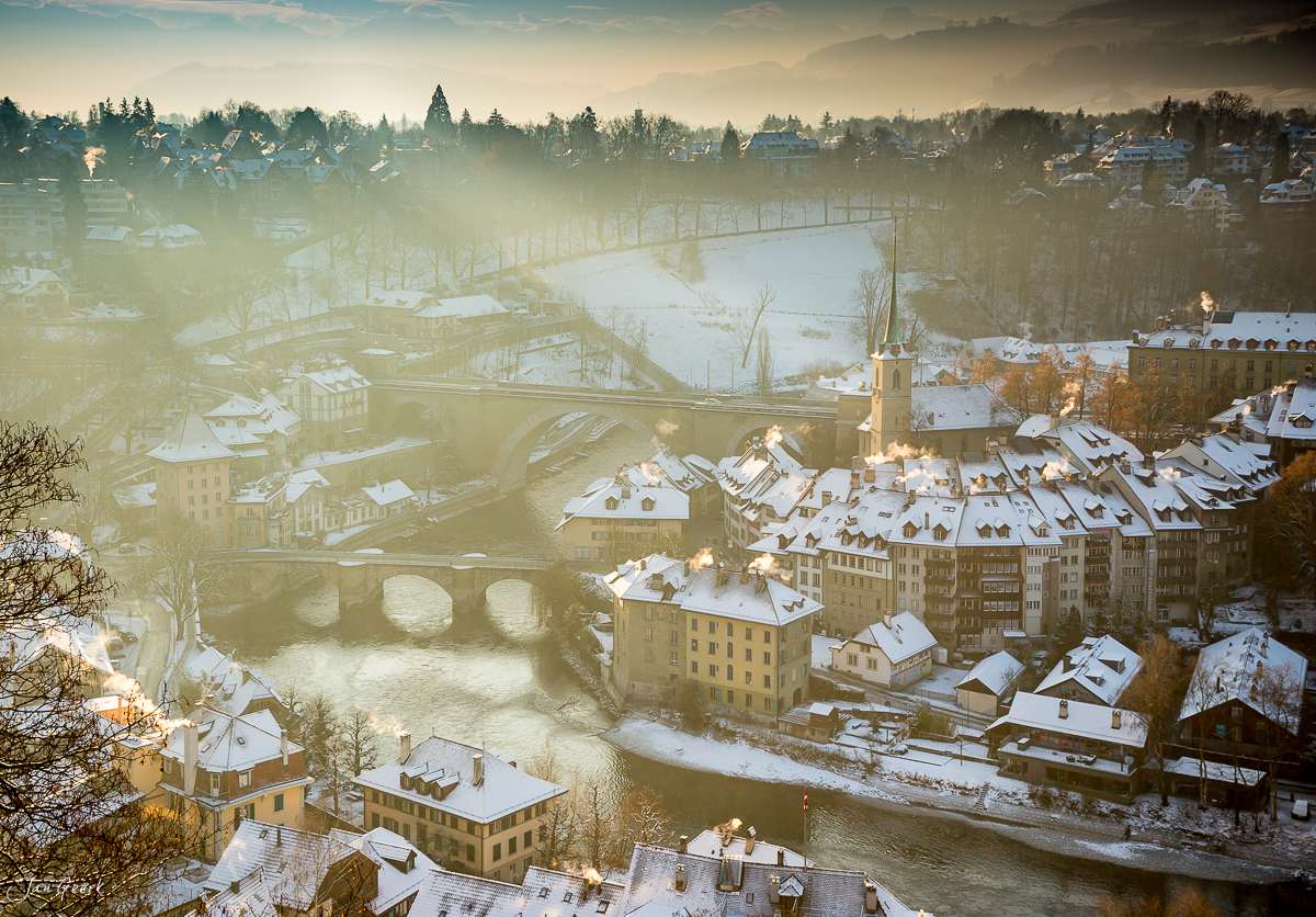 Winterliche Altstadt Bern mit schneebedeckten Dächern, Aare und Münster bei Sonnenaufgang Schweiz – Jan Geerk Fotograf Basel
