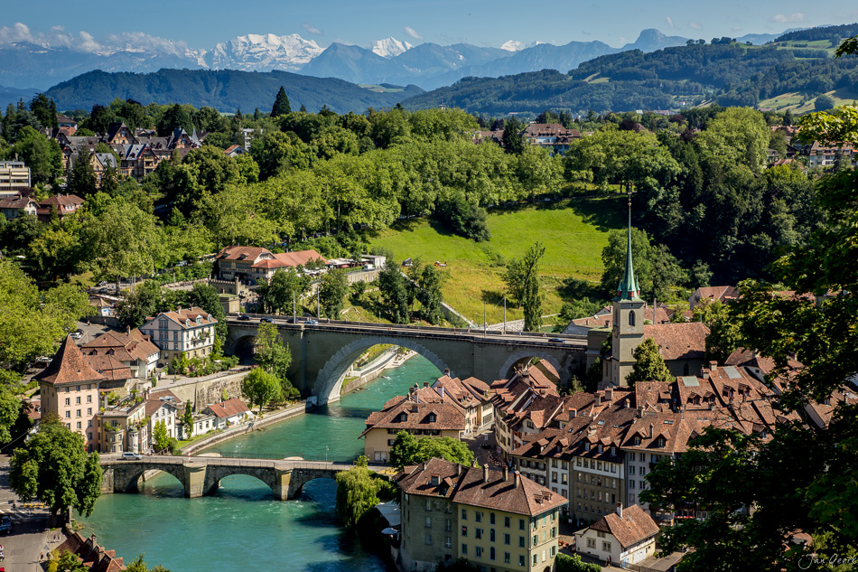 Altstadt Bern mit Aare und Alpenpanorama im Sommer, Eiger Jungfrau Mönch, Schweiz – Jan Geerk Fotograf Basel