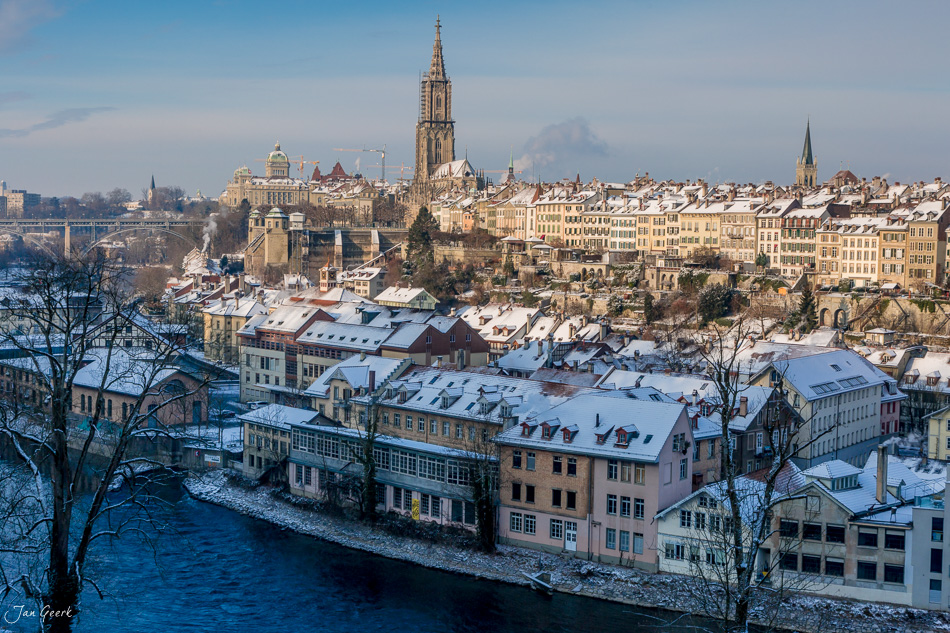 Winterliche Altstadt Bern mit schneebedeckten Dächern, Aare und Münster im Dezember – Schweiz Jan Geerk Fotograf Basel