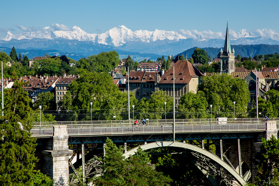 Blick auf Bern mit Alpenkette Eiger, Jungfrau und Mönch im Hintergrund, Sommeratmosphäre, Schweiz – Jan Geerk Fotograf Basel