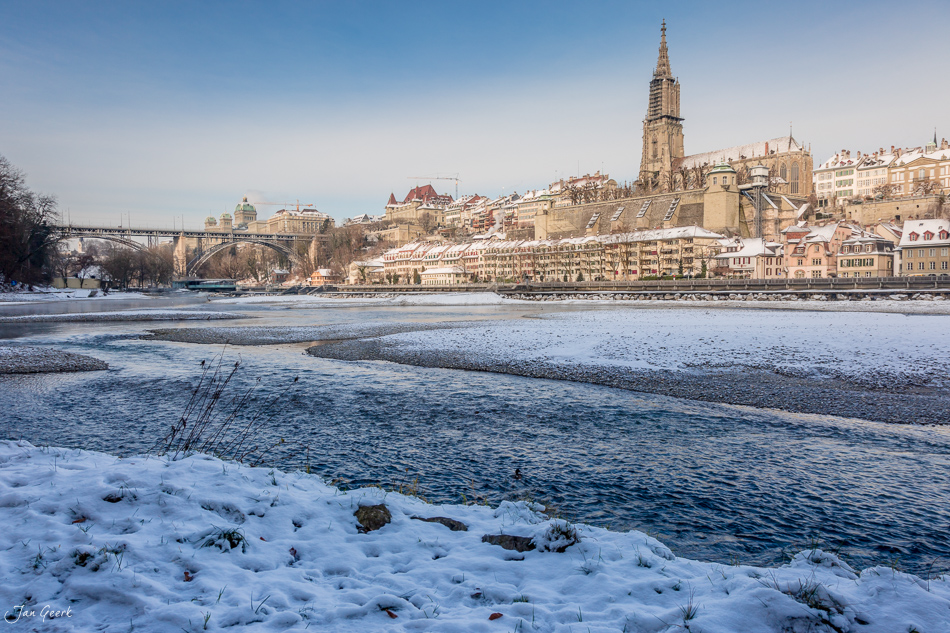 Verschneite Aare mit Berner Münster im Hintergrund, winterliche Altstadt Bern bei Schnee und Eis, Berneroberland Schweiz – Jan Geerk Fotograf Basel