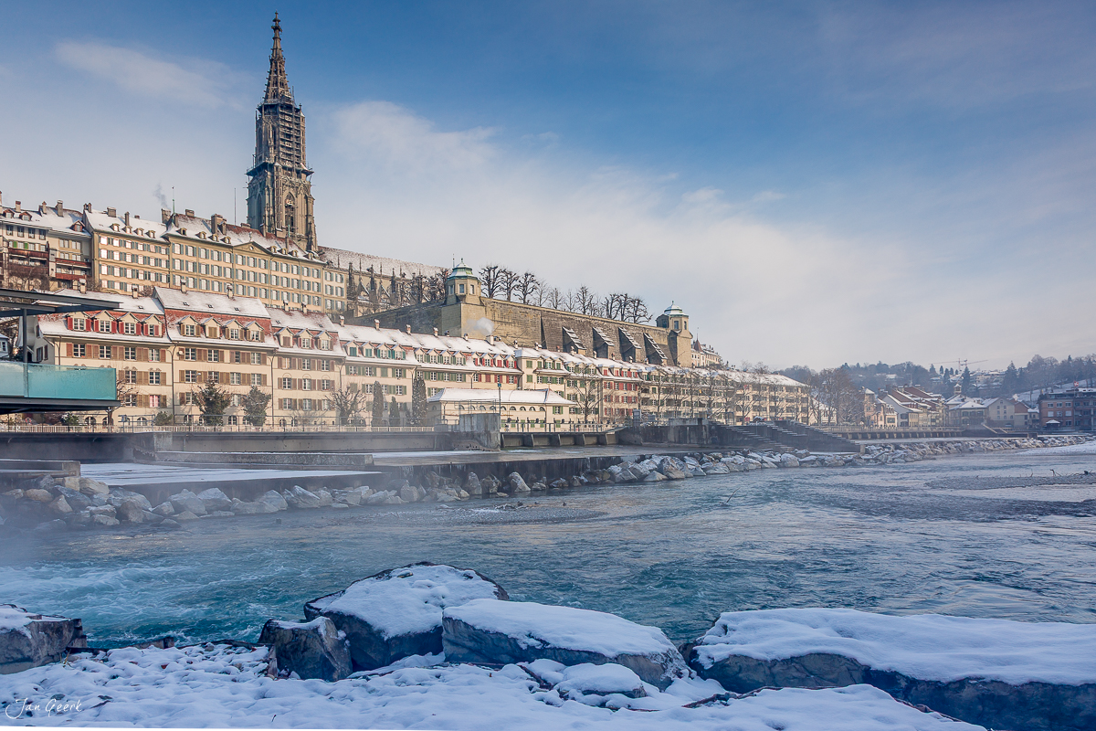 Bern Münster und Altstadt mit verschneiter Aare im Winter, Schweiz – Jan Geerk Fotograf Basel