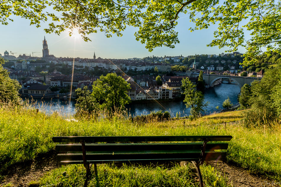 Grüne Bank mit Blick auf Bern Stadt, Fluss und Brücken, Sommerliche Alpensicht, Bern Schweiz – Jan Geerk Fotograf Basel