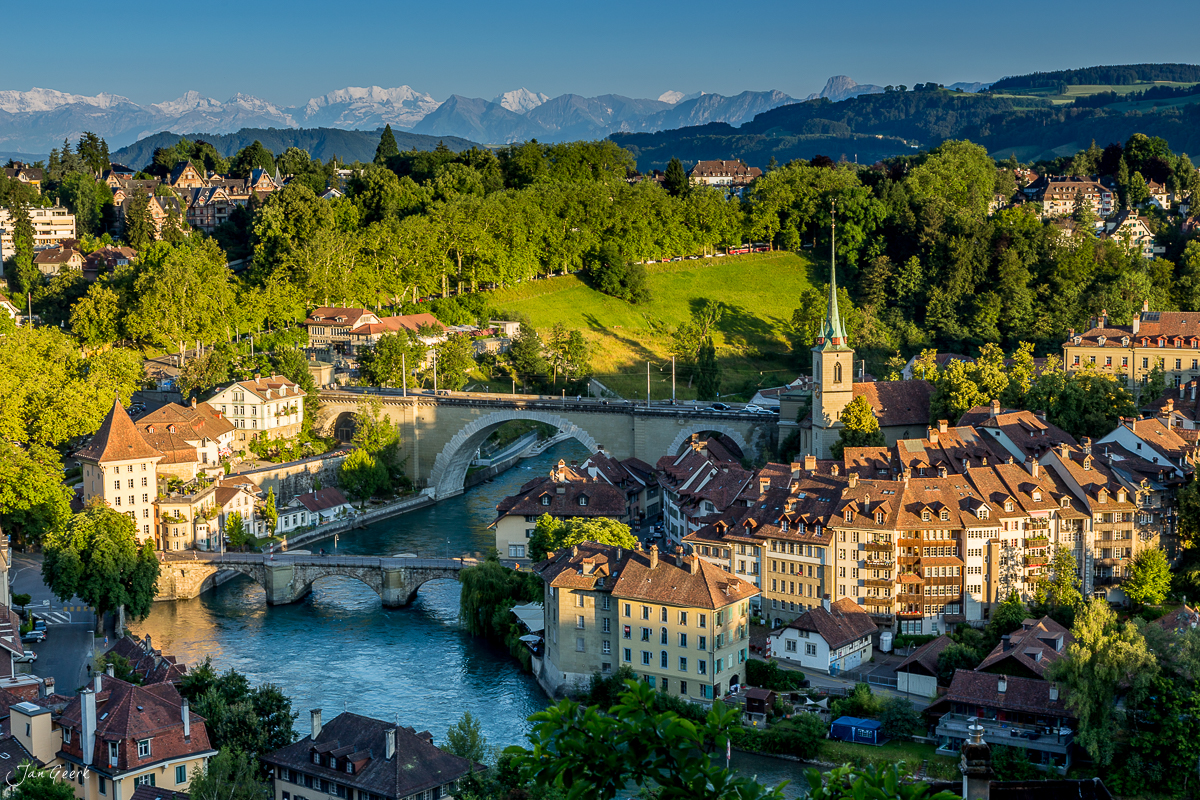 Altstadt Bern mit Aare-Fluss, Brücken und Alpenpanorama im Sommer, Berner Oberland Schweiz – Jan Geerk Fotograf Basel