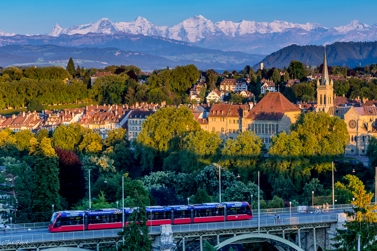 Stadtpanorama Bern mit Alpensicht, Rote Tram auf Brücke, Sommer, Berner Oberland Schweiz – Jan Geerk Fotograf Basel