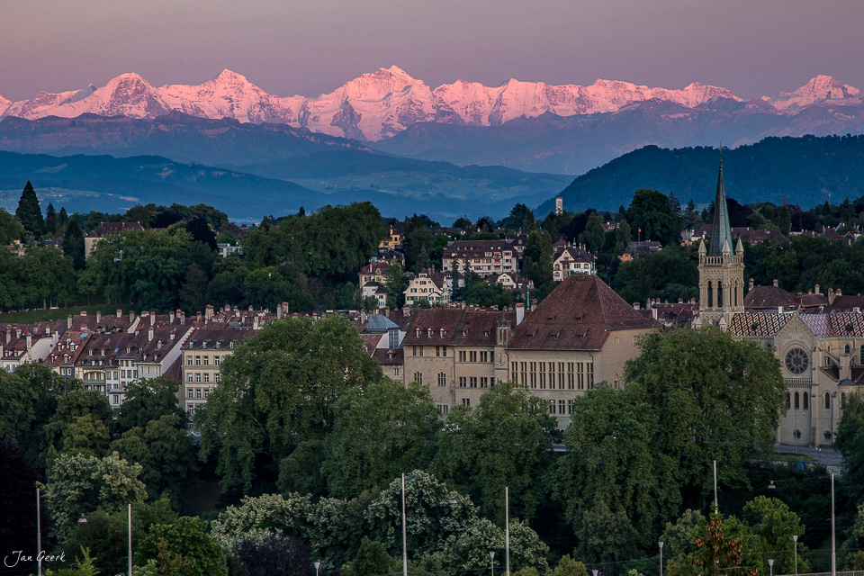 Stadtpanorama Bern mit Alpensicht auf Eiger, Jungfrau und Mönch in Sommerlicht – Jan Geerk Fotograf Basel