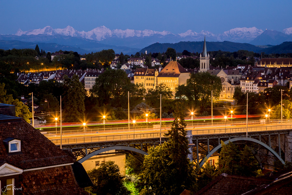 Stadtansicht Bern mit beleuchteter Brücke, Kirche und Alpenblick am Sommerabend Schweiz Jan Geerk Fotograf Basel
