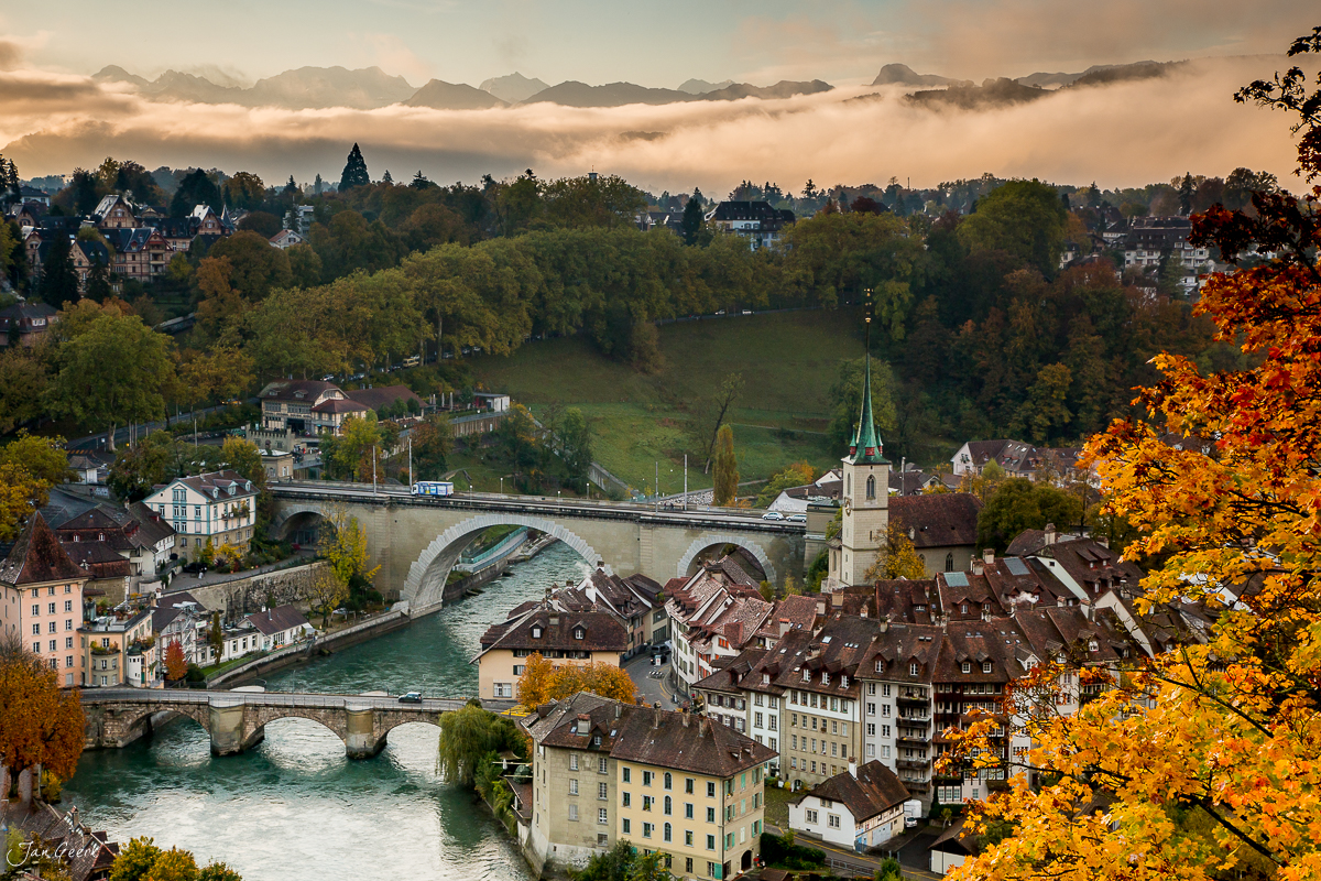 Bern Altstadt Aare Nydegg Herbst Morgennebel Alpen Schweiz Jan Geerk Fotograf
