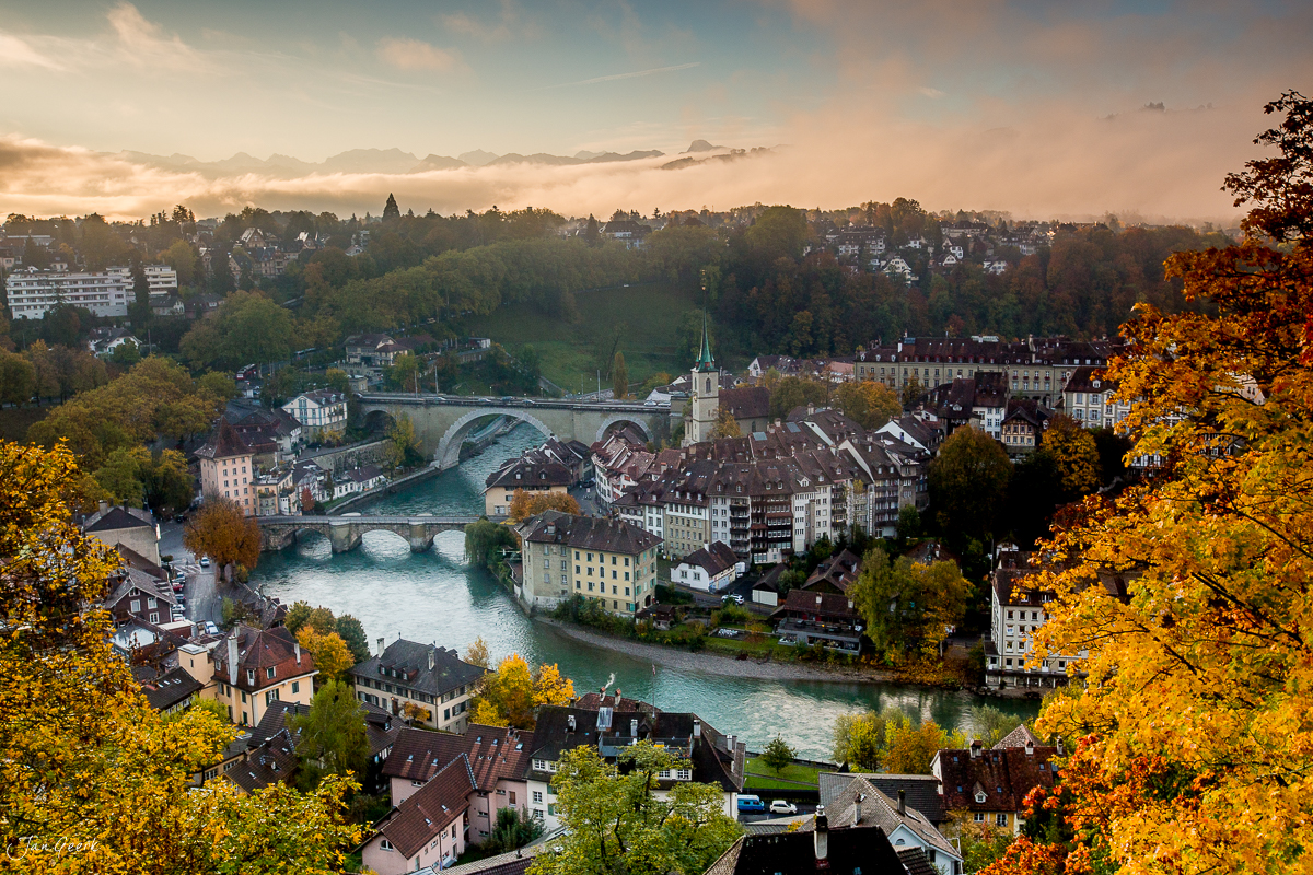 Berner Altstadt mit Aare und Nydegg Kirche Herbst Bern Schweiz Jan Geerk Fotograf Basel