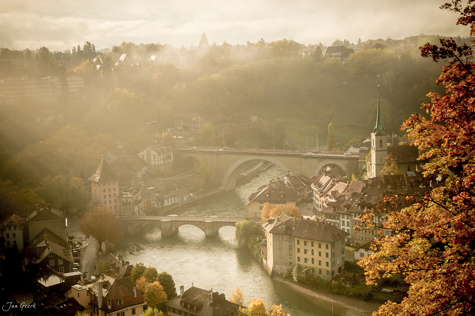 Bern Altstadt Nydegg Aare Herbstlicht Morgennebel Schweiz Jan Geerk Fotograf